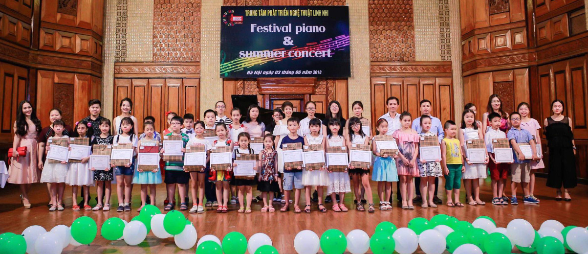 Thạc sĩ Cù Thị Minh Giang (giữa) cùng thầy trò trong festival piano & summer concert 2018