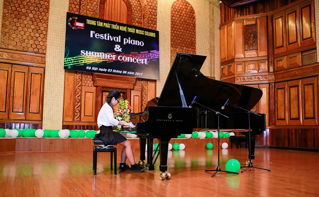 học viên của trung tâm nghệ thuật Linh Nhi tham gia biểu diễn piano tại nhạc viện